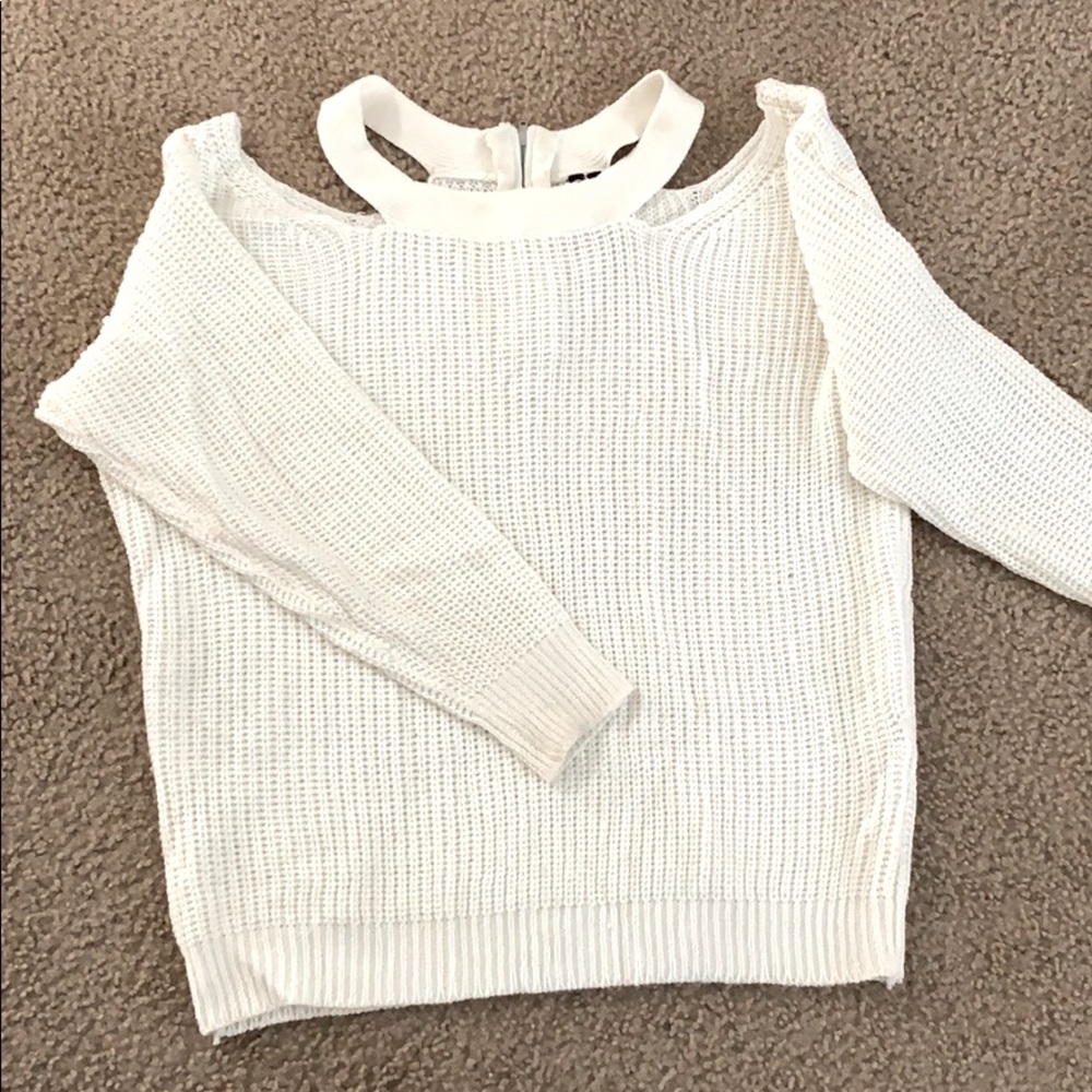 Collar bone cut out sweater